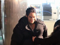 俳優キム・ボムがjTBCドラマ『パダムパダム・・・彼と彼女の心拍音』の夏のシーンの撮影のため、半ズボンとスリッパ姿になり震えているビハインド写真が公開された。