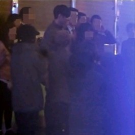 12日、インターネットコミュニティサイトでウォンビンが梨泰院のクラブにいる写真が公開された。写真=オンラインコミュニティー
