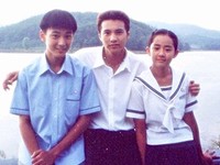 ウォンビンの「何かが違うマナーの手」写真が公開され話題だ。写真=オンラインコミュニティー
