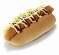 新商品「シーフードドッグ」（画像：モスフードサービス）