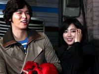 女性アイドルグループ T-ARA（ティアラ）のハム・ウンジョンが、ドラマ「栄光のジェイン」に出演中の“ 仮想夫”イ・ジャンウに会いに撮影現場を突然訪れた。写真=キム・ジョンハクプロダクション