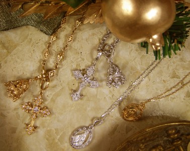 ローリー ロドキンから聖母マリアをモチーフにしたネックレスセットがクリスマス限定で発売中