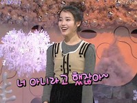 歌手IU（アイユー）の手が話題となっている。歌手IU（アイユー）の手が話題となっている。13日に放送された韓国KBS2TV『スンスンジャング』に出演したIUは、親友について話をしていた途中、特別ゲストとして登場したMiss Aスジのお尻を愛嬌たっぷりに叩き、視聴者の目を引いた。