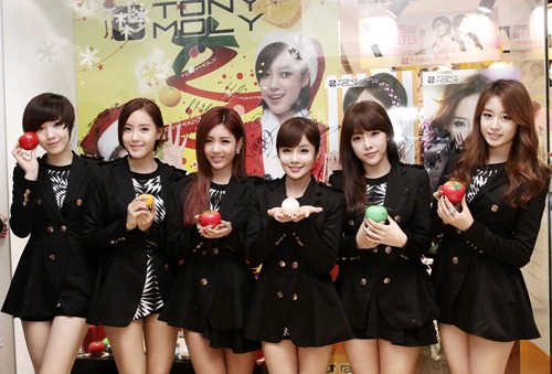韓国のコスメブランド「TONYMOLY(トニーモリー)」(代表キム・ジュンチョン)のイメージキャラクターである韓国のガールズグループ「T-ARA」(ティアラ)が13日、台湾のTOLYMOLYでファンサイン会を行なった。
