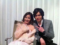 俳優イ・ジャンウが女優パク・ミニョンとのツーショット写真を公開し、話題になっている。
