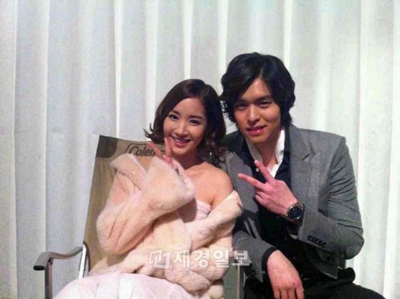 俳優イ・ジャンウが女優パク・ミニョンとのツーショット写真を公開し、話題になっている。
