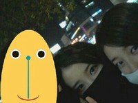 16日、インターネットコミュニティに「IU＆スジを激写」というタイトルで、1枚の写真が掲載された。写真＝オンラインコミュニティ