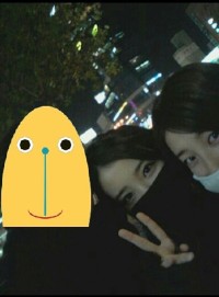 16日、インターネットコミュニティに「IU&スジを激写」というタイトルで、1枚の写真が掲載された。写真=オンラインコミュニティ 16日、インターネットコミュニティに「IU&スジを激写」というタイトルで、1枚の写真が掲載された。写真=オンラインコミュニティ