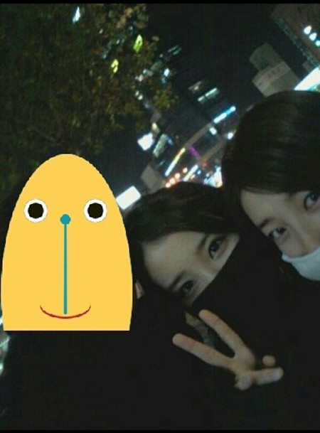 16日、インターネットコミュニティに「IU＆スジを激写」というタイトルで、1枚の写真が掲載された。写真＝オンラインコミュニティ