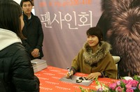 韓国の人気女優ハ・ジウォンが17日、クロコダイル・レディー馬山合城店のオープン記念として開催されたファンサイン会で一層洗練されたみずみずしい美しさを見せ、ファンを魅了した。
