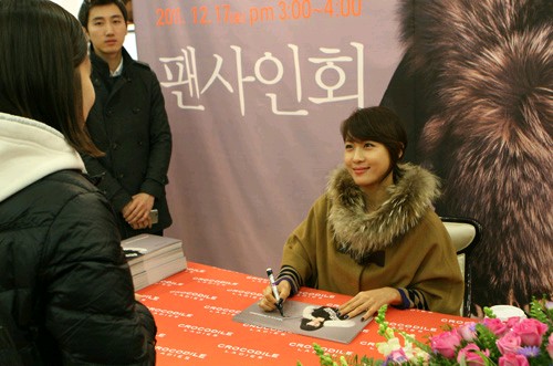 韓国の人気女優ハ・ジウォンが17日、クロコダイル・レディー馬山合城店のオープン記念として開催されたファンサイン会で一層洗練されたみずみずしい美しさを見せ、ファンを魅了した。
