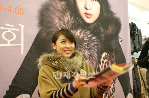 韓国の人気女優ハ・ジウォンが17日、クロコダイル・レディー馬山合城店のオープン記念として開催されたファンサイン会で一層洗練されたみずみずしい美しさを見せ、ファンを魅了した。
