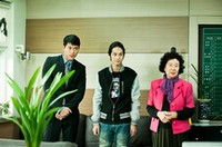 19日に公開されたJTBC開局特集ドラマ『パダムパダム・・・彼と彼女の心拍音』の撮影現場写真は、学校の職員室の中でのもの。チョン・ウソン、ナ・ムニ、キム・ボムの緊張した様子が印象的だ。写真=MI 19日に公開されたJTBC開局特集ドラマ『パダムパダム・・・彼と彼女の心拍音』の撮影現場写真は、学校の職員室の中でのもの。チョン・ウソン、ナ・ムニ、キム・ボムの緊張した様子が印象的だ。写真=MI