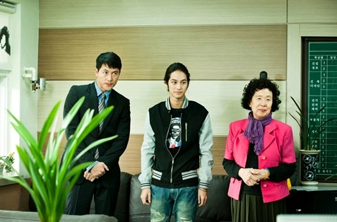 19日に公開されたJTBC開局特集ドラマ『パダムパダム・・・彼と彼女の心拍音』の撮影現場写真は、学校の職員室の中でのもの。チョン・ウソン、ナ・ムニ、キム・ボムの緊張した様子が印象的だ。写真=MI