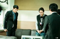 19日に公開されたJTBC開局特集ドラマ『パダムパダム・・・彼と彼女の心拍音』の撮影現場写真は、学校の職員室の中でのもの。チョン・ウソン、ナ・ムニ、キム・ボムの緊張した様子が印象的だ。写真=MI 19日に公開されたJTBC開局特集ドラマ『パダムパダム・・・彼と彼女の心拍音』の撮影現場写真は、学校の職員室の中でのもの。チョン・ウソン、ナ・ムニ、キム・ボムの緊張した様子が印象的だ。写真=MI