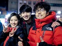 『イケメンラーメン店』が3カ月間の撮影にピリオドを打ち、俳優およびスタッフの記念写真撮影を行った。
