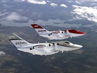 HondaJet量産型初号機(シルバーの機体)と3号機(赤い機体)の飛行の様子(写真:ホンダ エアクラフト カンパニー) HondaJet量産型初号機(シルバーの機体)と3号機(赤い機体)の飛行の様子(写真:ホンダ エアクラフト カンパニー)