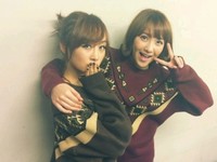 女性アイドルグループKARA（カラ）のニコルとジヨンが成熟した容貌とペアルックを披露して目を引く。写真=ジヨンのツイッター
