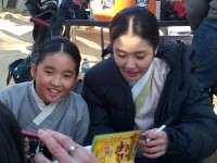 韓国のコミュニティ掲示板に「親切なトックム氏（『根深い木』中のシム・ソホンの役名）、今はサイン中」というタイトルと共に3枚の写真が投稿された。写真=オンラインコミュニティー
