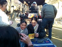 韓国のコミュニティ掲示板に「親切なトックム氏（『根深い木』中のシム・ソホンの役名）、今はサイン中」というタイトルと共に3枚の写真が投稿された。写真=オンラインコミュニティー
