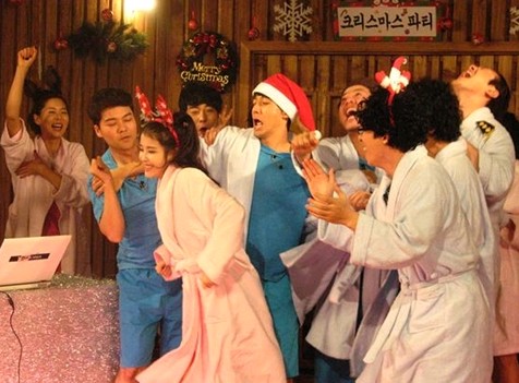 韓国の人気歌手IU（アイユー）がセクシーダンスを披露した。写真=韓国KBS放送のキャプチャー

