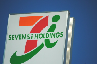 セブン＆アイ・ホールディングス＜３３８２＞（東１）は２２日の後場、２１２７円（５円安）で寄ったあと２１３５円（３円高）と持ち直し、底堅さを発揮。第３四半期の経常利益（３～１１月）がこの期間としては過去最高になったようだ・・・。