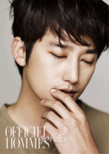 俳優パク・シフが男性ファッション誌『ロフィシエル・オム』1月号のグラビアでセクシーな男性美を披露した。写真=ロフィシエル・オム