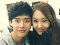 21日、イ・ジョンソクは自身のme2dayに「もう、年末ですね。ちょっと早いけどメリークリスマス！クリスマスだからクリスタル！？すみません・・。疲れているようです」というコメントと1枚の写真を掲載した。写真=イ・ジョンソクのme2day