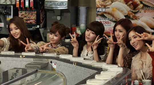 人気ガールズグループ「T-ARA」（ティアラ）がMCを務めるバラエティ番組「T-ARAの花美男たち」で、イケメンを探すために日本へ向かった。写真=韓国SBS