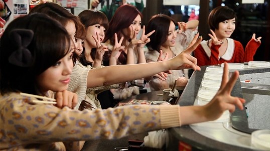 人気ガールズグループ「T-ARA」（ティアラ）がMCを務めるバラエティ番組「T-ARAの花美男たち」で、イケメンを探すために日本へ向かった。写真=韓国SBS