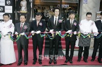 俳優ソン・スンホンが、韓国でイタリアンレストラン「ブラックスミス」の加盟店1号を運営することになった。