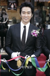 俳優ソン・スンホンが、韓国でイタリアンレストラン「ブラックスミス」の加盟店1号を運営することになった。