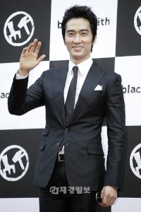 俳優ソン・スンホンが、韓国でイタリアンレストラン「ブラックスミス」の加盟店1号を運営することになった。