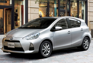 トヨタ自動車＜７２０３＞（東１）は午後、２５２０円（２４円高）前後で堅調推移。新ハイブリッド車「アクア」を発表。