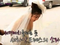 24日に放送された韓国MBC『私たち結婚しました』でカン・ソラは超ミニのウェディングドレス姿で現れた。
