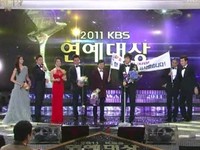 韓国で24日に生放送された『2011 KBS芸能大賞』で、「ハッピーサンデー1泊2日」が他の候補を抑えて大賞に選ばれた。

