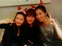 ソン・イェジンは26日、自身のme2dayを通じて「X’mas いかがでしたか？私は大好きな人たちと幸せな時間を過ごしました。来年は私たちみんながもっと幸せになりますように！」と書き込み、2枚の写真を掲載した。