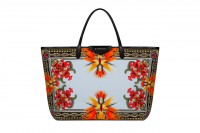 大胆なフローラルプリントが魅力的なGIVENCHYの最新バッグ