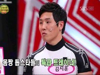 24日に放送された韓国SBSのバラエティー番組『スターキング』に、少女時代のトレーニングを指導するボディデザイナー、キム・ジフンが出演し、キム・スチャントレーナーとともに少女時代が実践している運動法を紹介した。写真=韓国SBS『スターキング』のスクリーンショット
