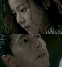 JTBC月火ドラマ『パダムパダム・・・彼と彼女の心拍音』で、ガンチル(チョン・ウソン演)とジナ(ハン・ジミン演)が月夜の湖でロマンチックな水中デートを繰り広げる。 JTBC月火ドラマ『パダムパダム・・・彼と彼女の心拍音』で、ガンチル(チョン・ウソン演)とジナ(ハン・ジミン演)が月夜の湖でロマンチックな水中デートを繰り広げる。