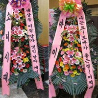 最近、一部オンラインコミュニティの掲示板に、「K.Willのコンサート、そうそうたる花輪！うらやましければ負けだ」というタイトルと写真が掲載された。写真=オンラインコミュニティー