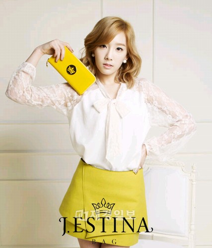 J.ESTINAが、広告モデルである少女時代の2012年S/Sの広告ビジュアルを公開した。