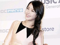 韓国の人気女性歌手IU(アイユー)が自身のファンカフェに参加してファンと楽しい時間を過ごしたことがわかった。
