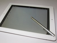 以前はiPadで採用されている静電式に対応したスタイラスがなかったのですが、最近になって対応したスタイラスが各社から発売されたので、その中でも一番評判の良いパワーサポートのSmart Penを買ってみました。