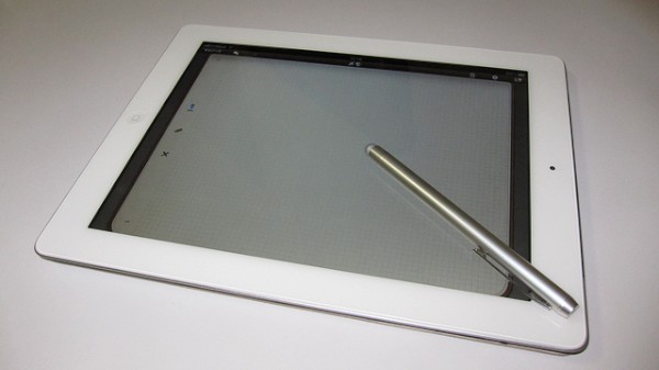 以前はiPadで採用されている静電式に対応したスタイラスがなかったのですが、最近になって対応したスタイラスが各社から発売されたので、その中でも一番評判の良いパワーサポートのSmart Penを買ってみました。