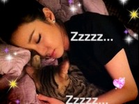 2NE1のダラ（サンダラ・パク）が、布団の上で愛猫タドゥギと眠る姿を公開した。写真=ダラのme2day
