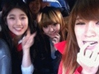 韓国ガールズグループ「Miss A」(ミスエイ)のジアが27日、自身の中国版ツイッター微博(ウェイボー)でメンバーたちと一緒に撮ったセルフショットを公開した。写真=ジア 微博(ウェイボー)
