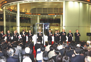 今年最後の取引となった３０日の東京株式市場は、後場、日経平均が次第高となり、本日の高値で終了。メダカかフナのレベルながら「とう尾の一振」を示現した。