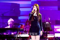 音楽専門サイトモンキー3(www.monkey3.co.kr)は29日、1週間(12月8~14日)行ったアンケート調査の結果を発表した。参加した285名中、女性歌手IU(アイユー)が29%(82名)の票を獲得し、「2011年最も活躍した歌手」1位に輝いた。 音楽専門サイトモンキー3(www.monkey3.co.kr)は29日、1週間(12月8~14日)行ったアンケート調査の結果を発表した。参加した285名中、女性歌手IU(アイユー)が29%(82名)の票を獲得し、「2011年最も活躍した歌手」1位に輝いた。