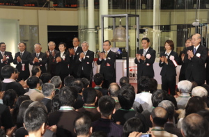 大納会となった３０日は、日経平均株価（２２５種）が前日比５６円４６銭（０．６７％）高の８４５５円３５銭と４営業日ぶり反発した。ＴＯＰＩＸは前日比６．４９ポイント（０．９０％）高の７２８．６１と続伸した。